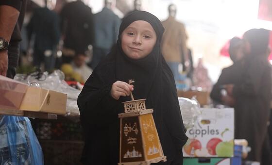 الأطفال في غزة يفرحون بحمل وإضاءة الفوانيس احتفالا بشهر رمضان.